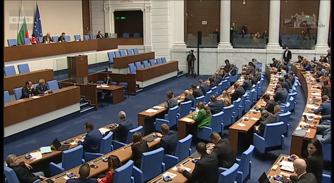 Вотът на недоверие остава блокиран. Парламентът отново не събра кворум (Обновена)