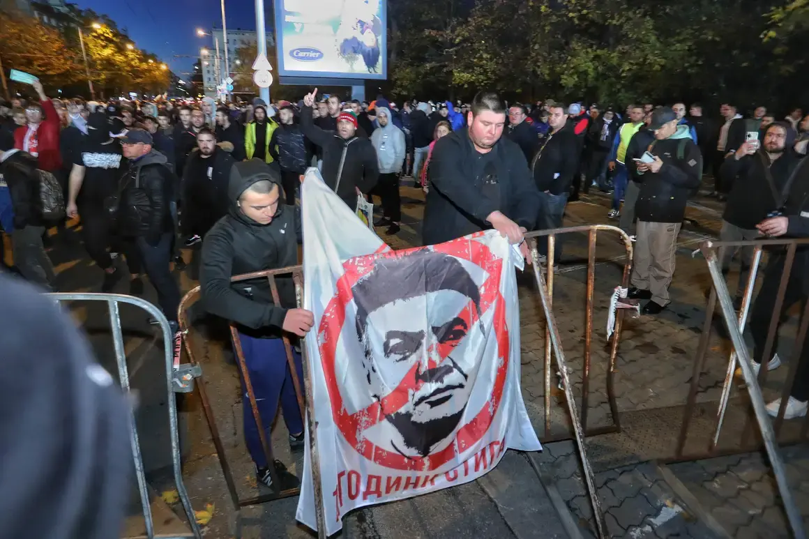 Водни оръдия, камъни и горящ полицейски бус на протеста срещу Боби Михайлов (Обновена)