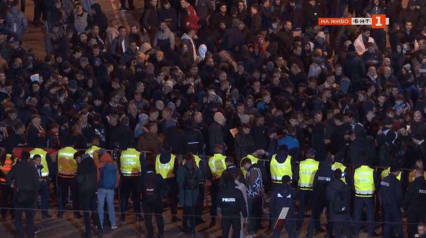 33-ма са задържаните при протеста срещу БФС в София. Ранените са още повече (Обновява се)