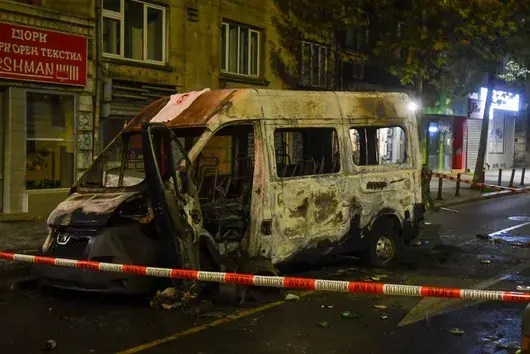 Трима души са арестувани за палежа на полицейски бусове в София