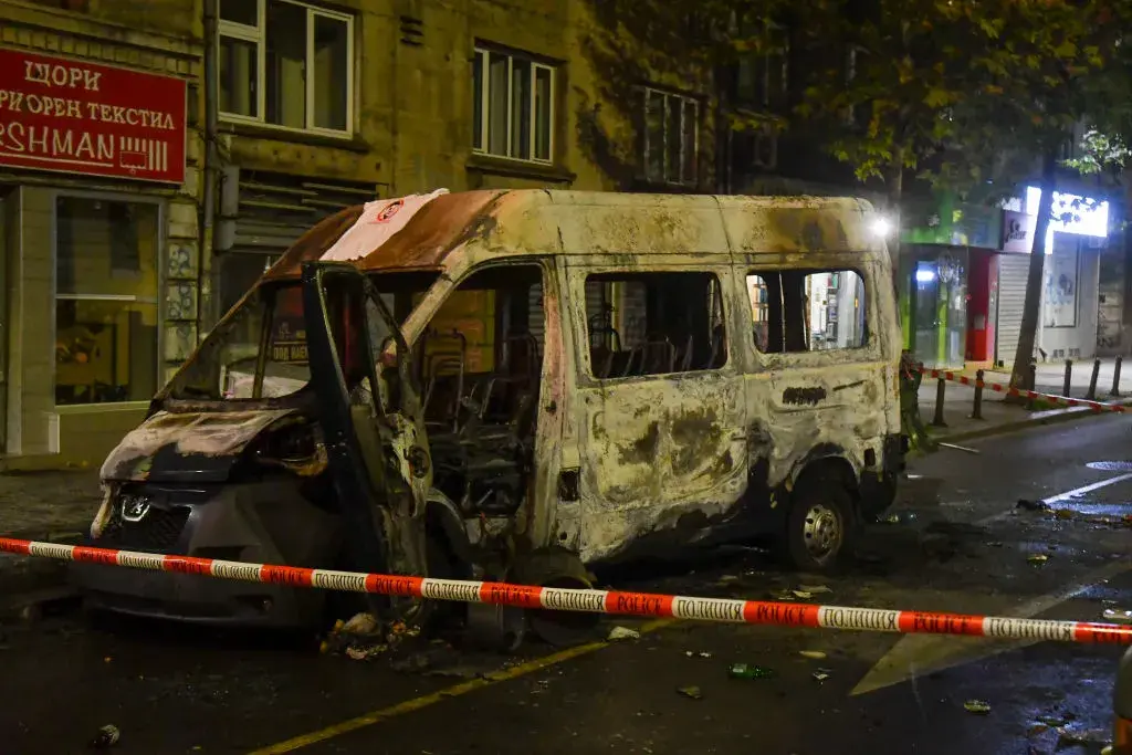 Трима души са арестувани за палежа на полицейски бусове в София