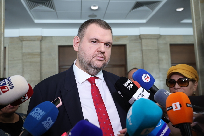 Пеевски пита дали партията на Радев е "финансирана с мръсни пари от служебните мандати"