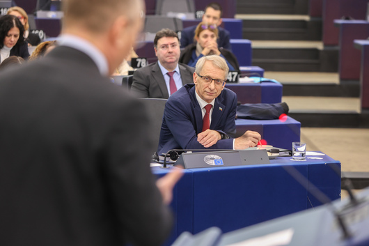 ГЕРБ превърна речта на Николай Денков пред Европарламента в партийна свада