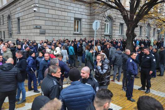 МВР призна за издевателства на протеста, но имало риск "да се запали София"