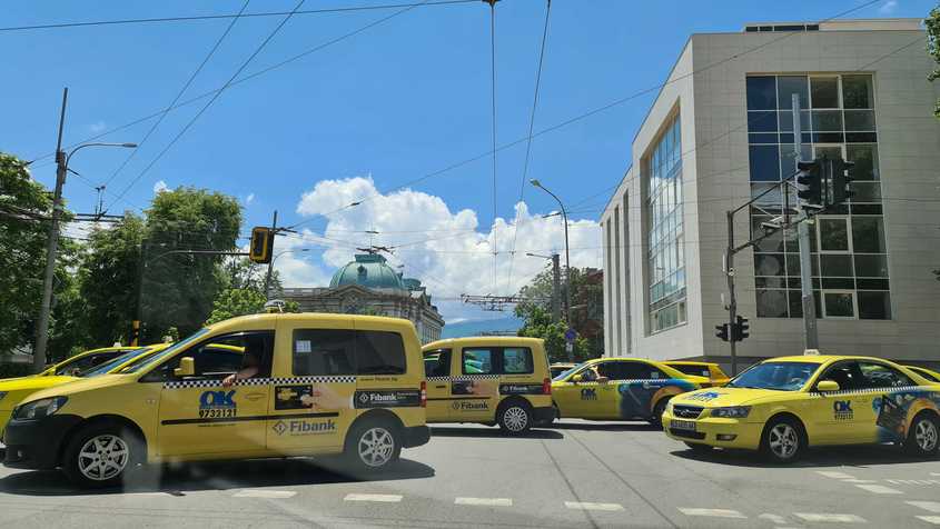 Протест на таксита блокира центъра на София