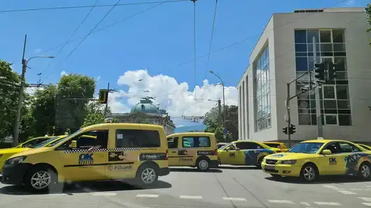 Протест на таксита блокира центъра на София