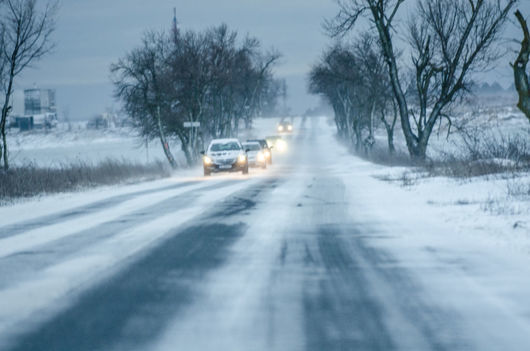 Първият сняг в страната доведе до затворени пътища и липса