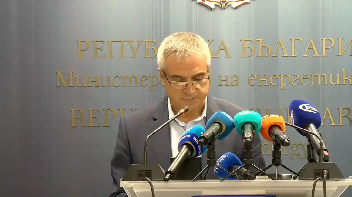 Над 600 хил. абонати все още са без ток. Ситуацията остава "тежка", обяви енергийният министър 