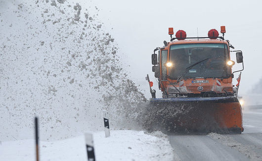 Десетки селища са без ток, стотици души бяха блокирани цяла нощ на пътя заради снега