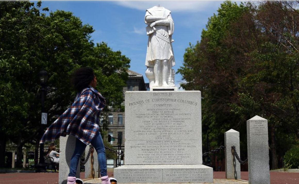 Протестите срещу расизма в САЩ преминаха в нов етап през последната седмица: символично събаряне на паметниците в чест на Христофор Колумб и на други исторически личности, свързани с налагането или поддържането на робството. 

Полицията в Бостън започна разследване за вандализъм, след като на 10 юни статуята на Колумб се оказа "обезглавена". Главата на паметника е открита в близост до монумента поставен в парка Уотърфронт през 1979 г. по инициатива на католическата италиано-американска организация "Рицарите на Колумб".  

Това е вторият случай на протестна проява срещу паметника, който преди 5 години беше залят с червена боя и беше надписан със слогана "Black Lives Matter". Кметът на Бостън Марти Уолш казва пред местни журналисти, че паметникът ще бъде свален и прибран в склад, за да се оценят нанесените щети.

Негови статии бяха съборени още в Камдън, Ню Джърси, в Ричмънд, Вирджиния и в Бейфронт Парк в Маями. 

Постепенно този случай отпуши вълна от множество подобни по целия свят.