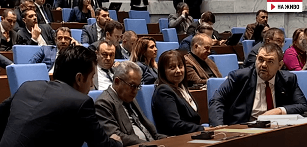 Народното събрание прекъсна работата си извънредно след като Кирил Петков