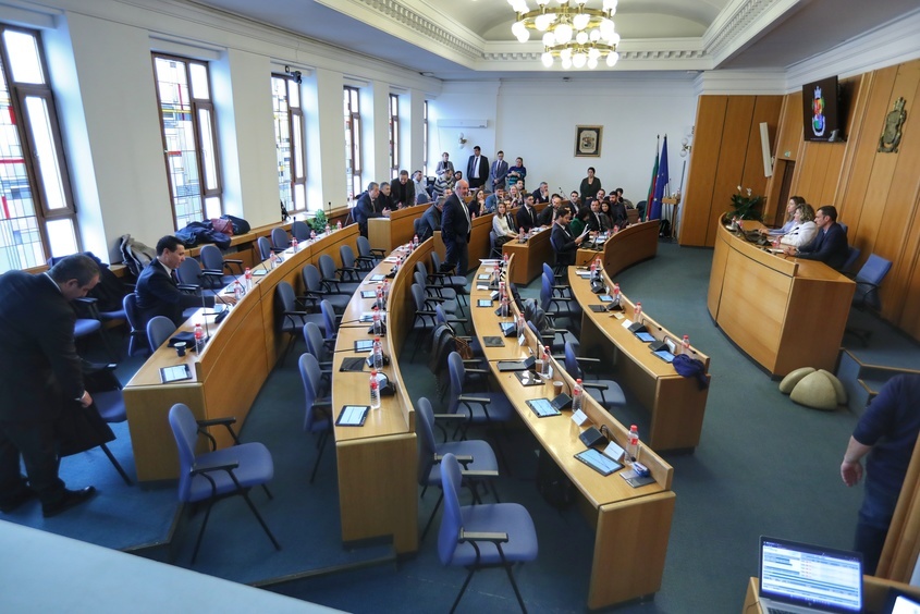 Областният управител на София спря скандалния избор на комисиите в СОС
