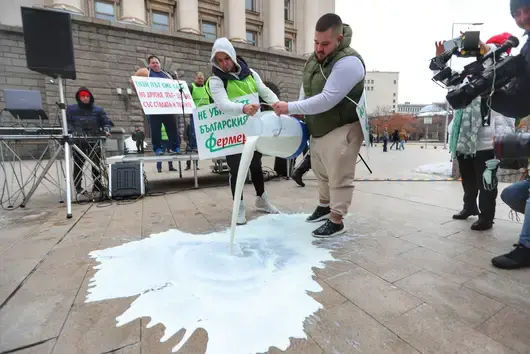 Земеделски производители отново излязоха на протест и заплашиха, че ще дойдат със "стадата"