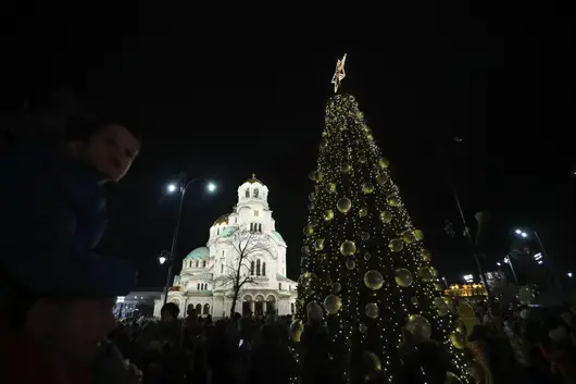Елхата на София грейна на ново място. ГЕРБ не хареса шоуто на Терзиев