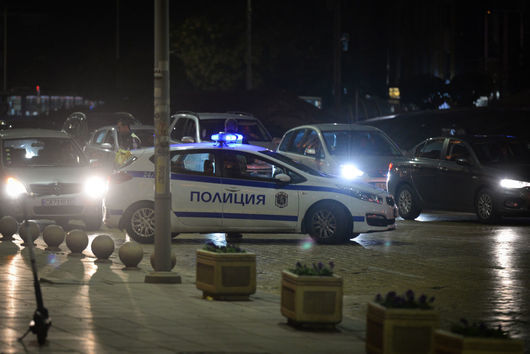 Видео показва как шофьор прави опасен дрифт в пешеходната зона при "Св. Александър Невски" 