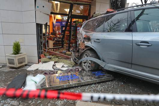 Трима души пострадаха, след като кола се вряза в денонощен магазин в София