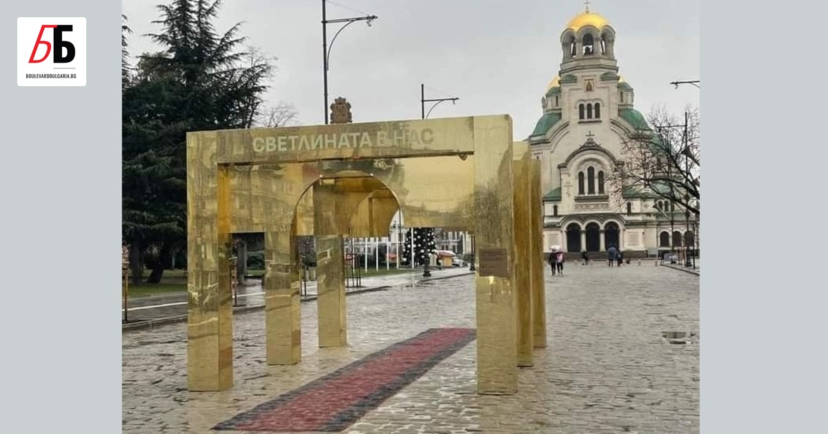 Коледната украса на площад Александър Невски не спира да провокира