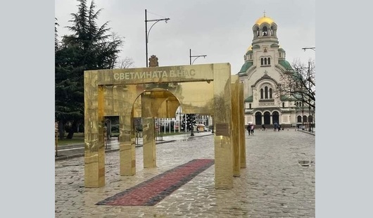 Коледната украса на площад Александър Невски не спира да провокира
