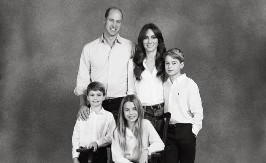 Принц Уилям и Кейт Мидълтън пуснаха семейната си коледна картичка