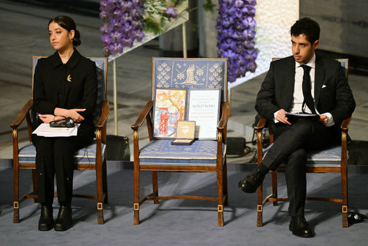 Децата на хвърлената в ирански затвор Наргес Мохамади приеха Нобела за мир от нейно име