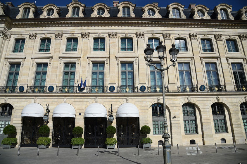 Откриха пръстен на стойност 750 000 евро в торбичка от прахосмукачка в парижкия "Ritz"
