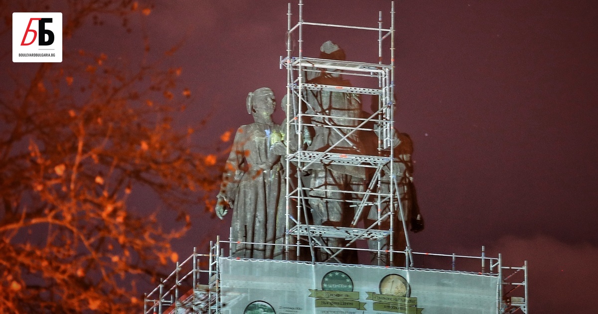 Демонтажът на Паметника на съветската армия продължава от рано тази