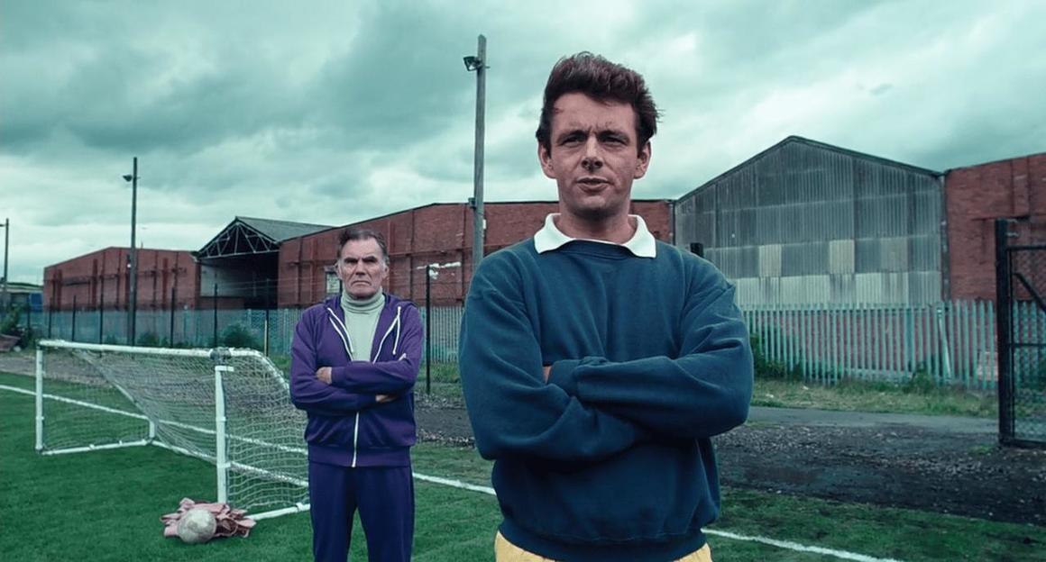 The Damned United
<br><br>
Връщаме се към края на "златните години" на "Лийдс Юнайтед" и към най-тъмния период от кариерата на един от най-легендарните треньори - Брайън Клъф.
<br><br>
Неговата история се пресича с тази на клуба за само 44 дни, които стоят в основата на филма.
<br><br>
Клъф е популярен както с уменията си до страничната линия, така и със своя буен характер. Тази комбинация му помага да стане треньор на годината в Англия през сезон 1977/78 и да спечели множество трофеи с "Дарби Каунти" и "Нотингам Форест" (включително две титли от Купата на европейските шампиони), но му изиграва лоша шега в "Лийдс".
<br><br>
Когато той заема поста през 1974 година, клубът точно се е разделил с Дон Реви, който ги е извел към първото ниво в Англия, спечелил е два пъти първенството и веднъж FA Cup. Надеждите са, че той ще го наследи и ще продължи развитието на отбора.
<br><br>
Избухливият му нрав обаче води до големи конфликти в съблекалнята и престоят му на "Елън Роуд" продължава едва малко повече от месец.
