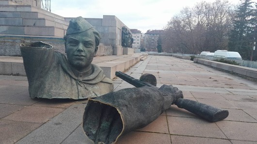 Демонтажът на Паметника на съветската армия в София беше подновен