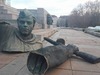Падналата глава на войника от Паметника на съветската армия