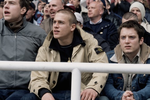 Green Street Hooligans
<br><br>
"Stop saying 'soccer'"
<br><br>
Ако има човек, който би изглеждал абсурдно в ролята на футболен хулиган, то това е Илайджа Ууд. Перфектният актьор, който да изиграе американец, пристигащ в Лондон - дом на някои от най-големите клубове в спорта и съответно на част от най-страстните агитки.
<br><br>
След като е несправедливо изключен от Харвардския университет, героят на Ууд попада в света на футболното хулиганство, който е напълно непознат за него - бой между мачовете, събирания и бира след бира в пъбовете, феновете на всеки отбор имат организация, която трябва да брани честта си.
<br><br>
Въпреки че е сред футболните филми, които предизвикват най-голям интерес сред аудиторията, Green Street Hooligans има и много критици. Популярно е мнението, че The Firm и The Football Factory отразяват значително по-добре суровата хулиганската култура на Острова.