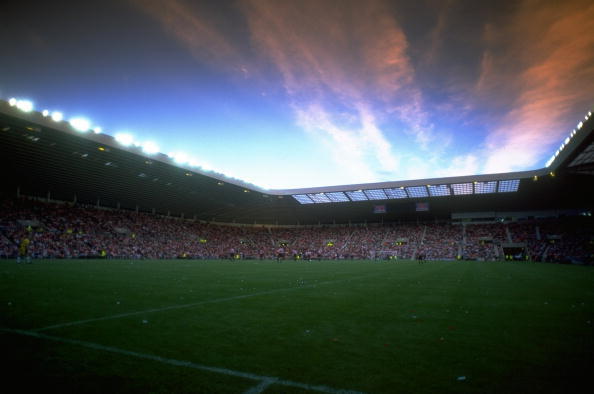 Sunderland 'Till I Die
<br><br>
Когато е планирано заснемането на документалния сериал по Netflix, надали очакванията са били такива.
<br><br>
Първите кадри ни връщат към началото на сезон 2017/2018 година - "Съндерланд" точно са изпаднали в Чемпиъншип от Висшата лига и очакванията са да се борят за завръщане в елита.
<br><br>
Тогавашният собственик на клуба Елис Шорт решава да покани екип, който да заснеме процесите "зад кулисите" с идеята, че този ход би привлякал потенциални инвеститори.
<br><br>
На "Стейдиъм ъф Лайт" обаче следва пълен крах. Вместо да се класира за Висшата лига, "Съндерланд" отново завършва на последните позиции и се озовава в Първа футболна лига - третото ниво в Англия.
<br><br>
Сериалът улавя динамичната ситуацията в отбора, като по време на заснемането му идва и нов собственик - Стюарт Доналд.