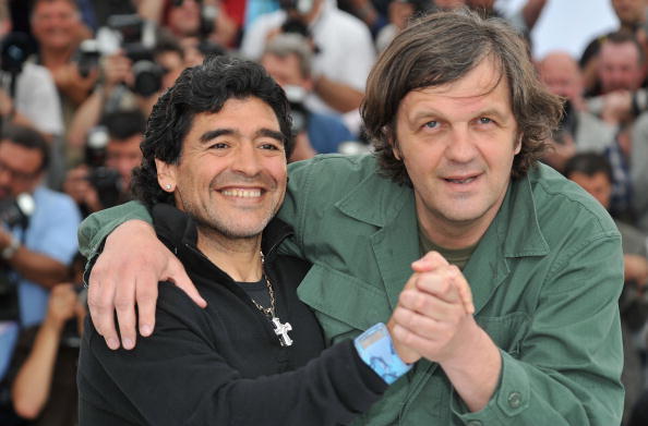 Maradona by Kusturica
<br><br>
Каква комбинация само? Един от най-колоритните персонажи в спорта, Диего Марадона, разкрива живота си пред сръбския режисьор Емир Кустурица, който многократно е показвал, че знае как да представя на екрана подобни пъстри истории.
<br><br>
Аржентинската легенда не поставя почти никакви прегради: в една от сцените той е интервюиран, заграден от полуголи танцьорки, в популярно кабаре в Буенос Айрес.
<br><br>
Въпреки че остава усещането, че Кустурица умишлено отбягва някои от по-грозните страни в живота на един от най-великите футболисти за всички времена, филмът не е за пропускане.