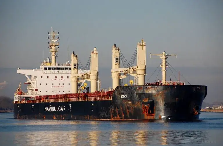 Български моряк от похитения кораб "Руен" е откаран в болница