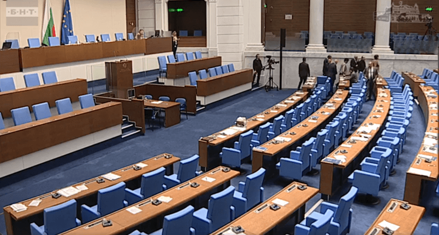 Парламентът отново не заработи. Депутатите на ГЕРБ, ПП-ДБ и ДПС не влязоха в зала