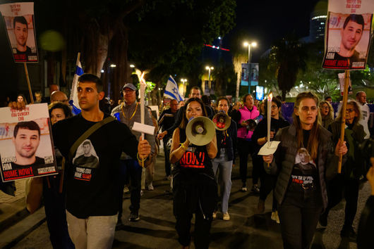 Стотици хора излязоха на протест в Тел Авив за да