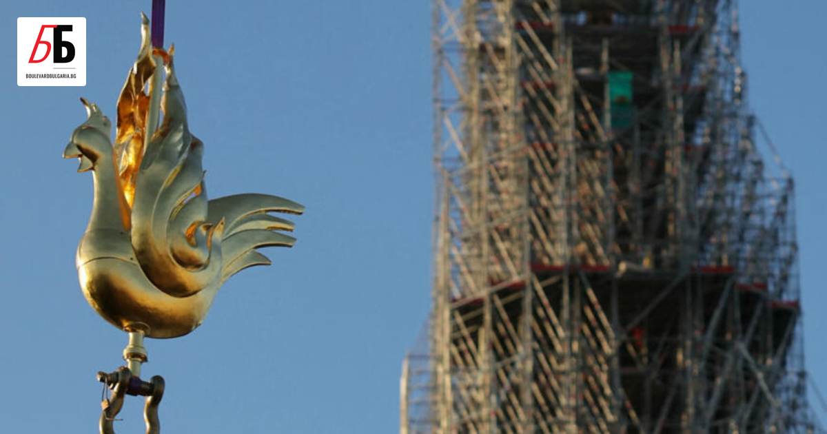 Работници поставиха нов петел на върха на катедралата Нотр Дам