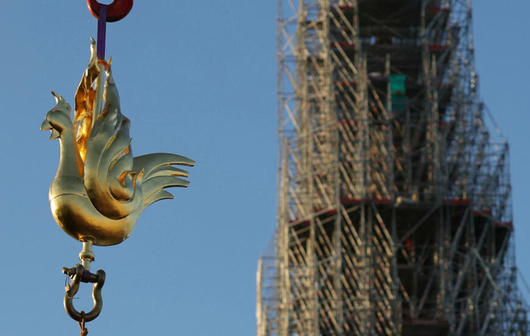 Работници поставиха нов петел на върха на катедралата Нотр Дам