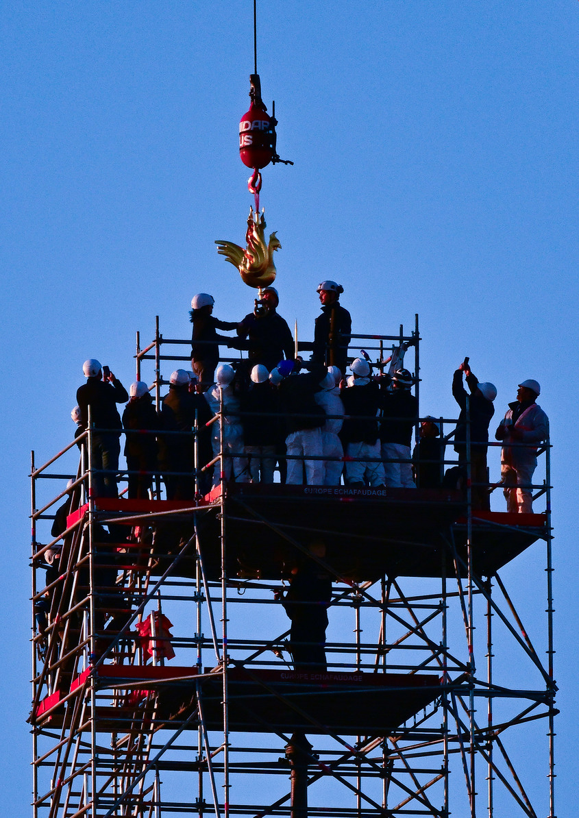 Възстановяването на "Нотр Дам" е във финален етап - петелът е обратно на кулата