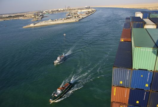 Големите корабни фирми ще избягват Суецкия канал заради атаките в Червено море 