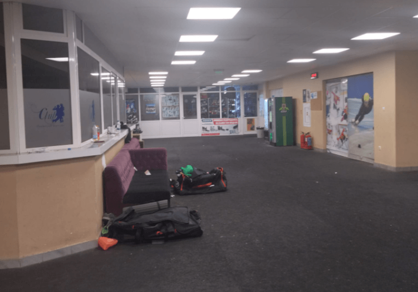 Абсурдни условия за спорт в Зимния дворец: Деца студуват с часове без достъп до съблекални