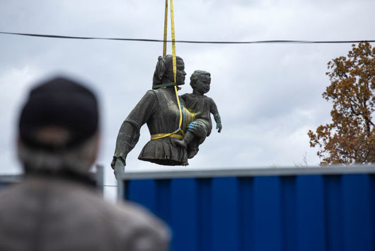 Няма действителна заповед за демонтажа на съветския паметник в София, твърди съдът