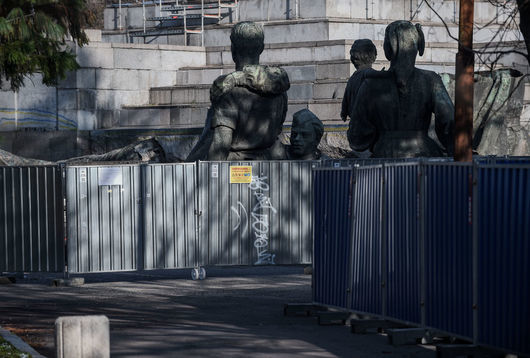 След дъжд качулка: Съдът спря демонтажа на Паметника на съветската армия
