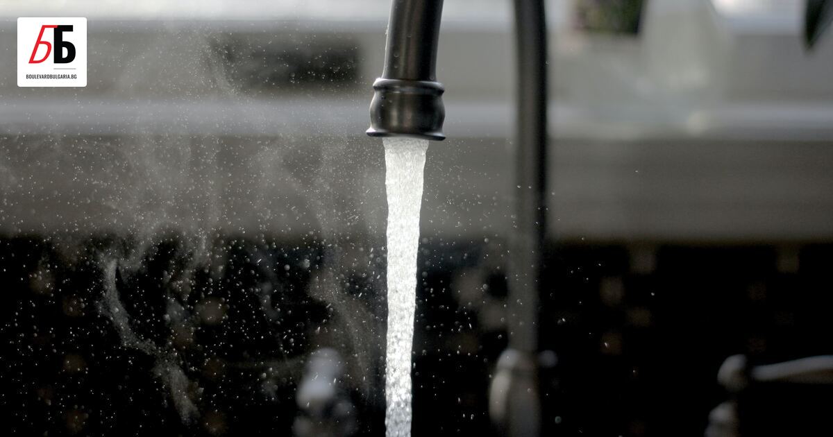 Вряла вода е изригнала от шахта по главна улица в