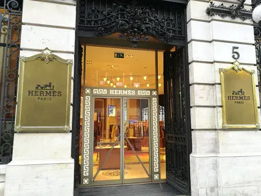 Наследник на модната империя Hermès планира да остави милиардите си на свой служител, като го осинови