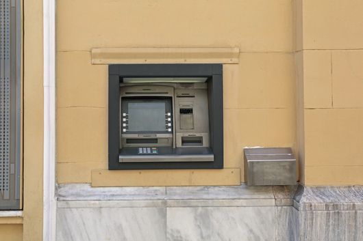 Такса за теглене от банкомат донесе рекордни глоби на най големите