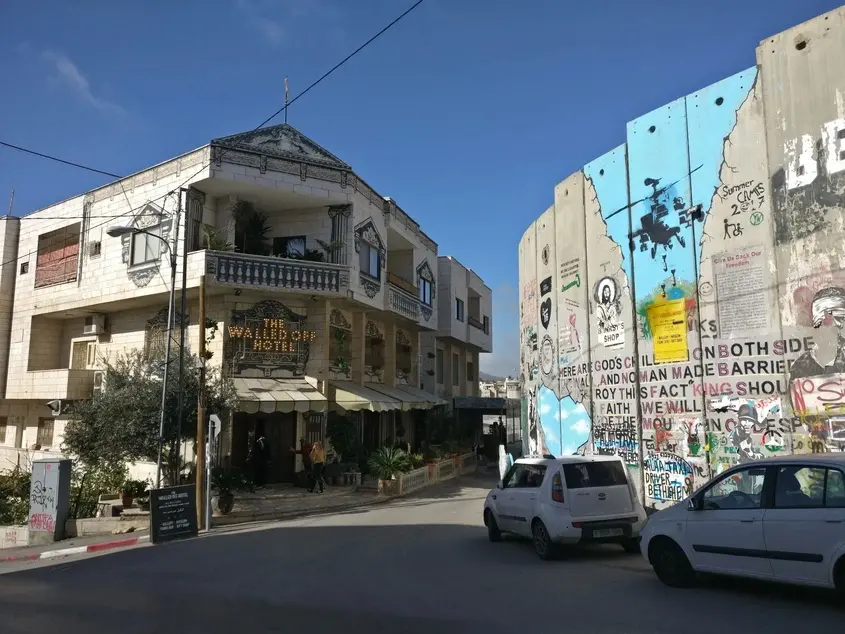 The Walled Off Hotel  - хотел на Banksy