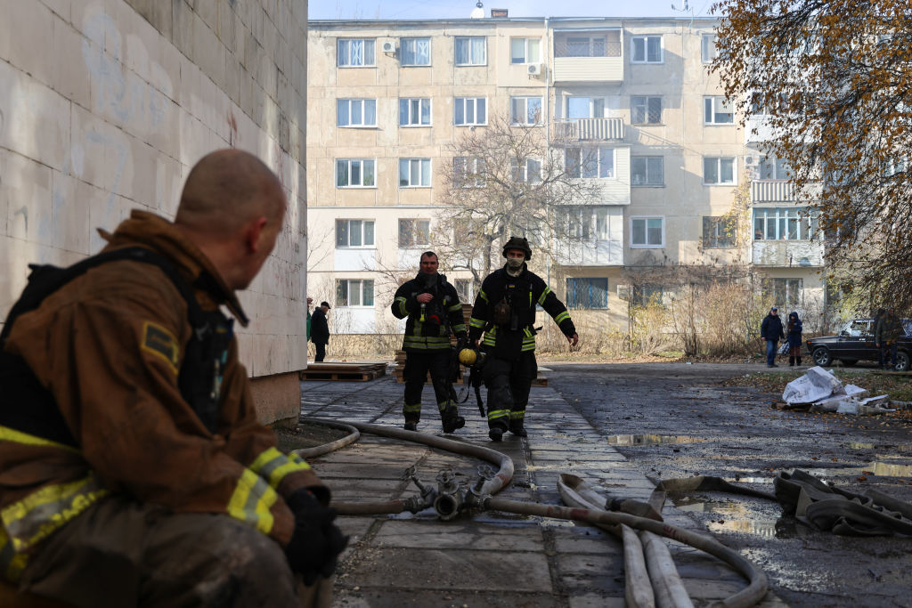 Украйна се подготвя за първата си Коледа в нов ден, но Русия не спира да убива цивилни