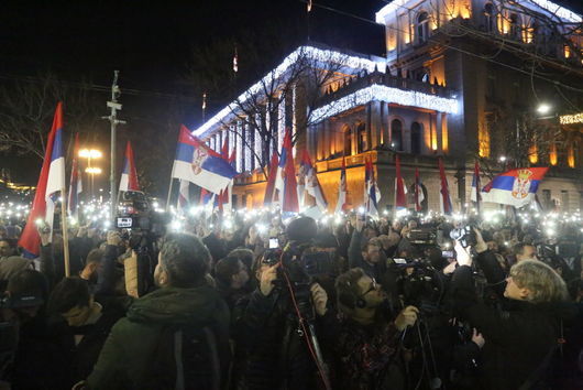 Протестът в Белград: Щурм в общината и сблъсъци с полицията заради нечестните избори