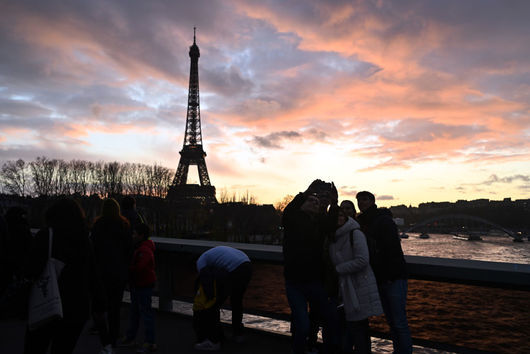 Най прочутият символ на Париж в наши дни Айфеловата кула