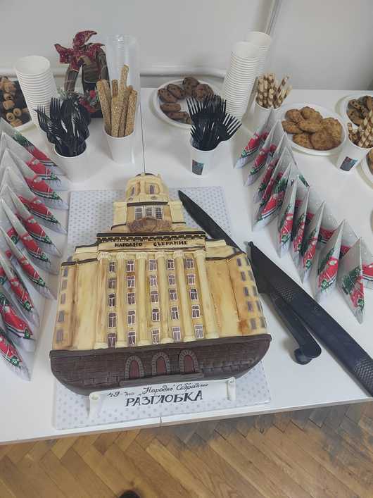 Празнично предозиране: Иван Гешев наряза торта с формата на парламента